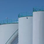Een representatieve afbeelding van industriële energieopslag systemen die efficiënt energie beheren en duurzaamheid bevorderen.