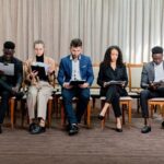 Een team van medewerkers dat samenwerkt aan recruitmentstrategieën en talentwerving via referrals.